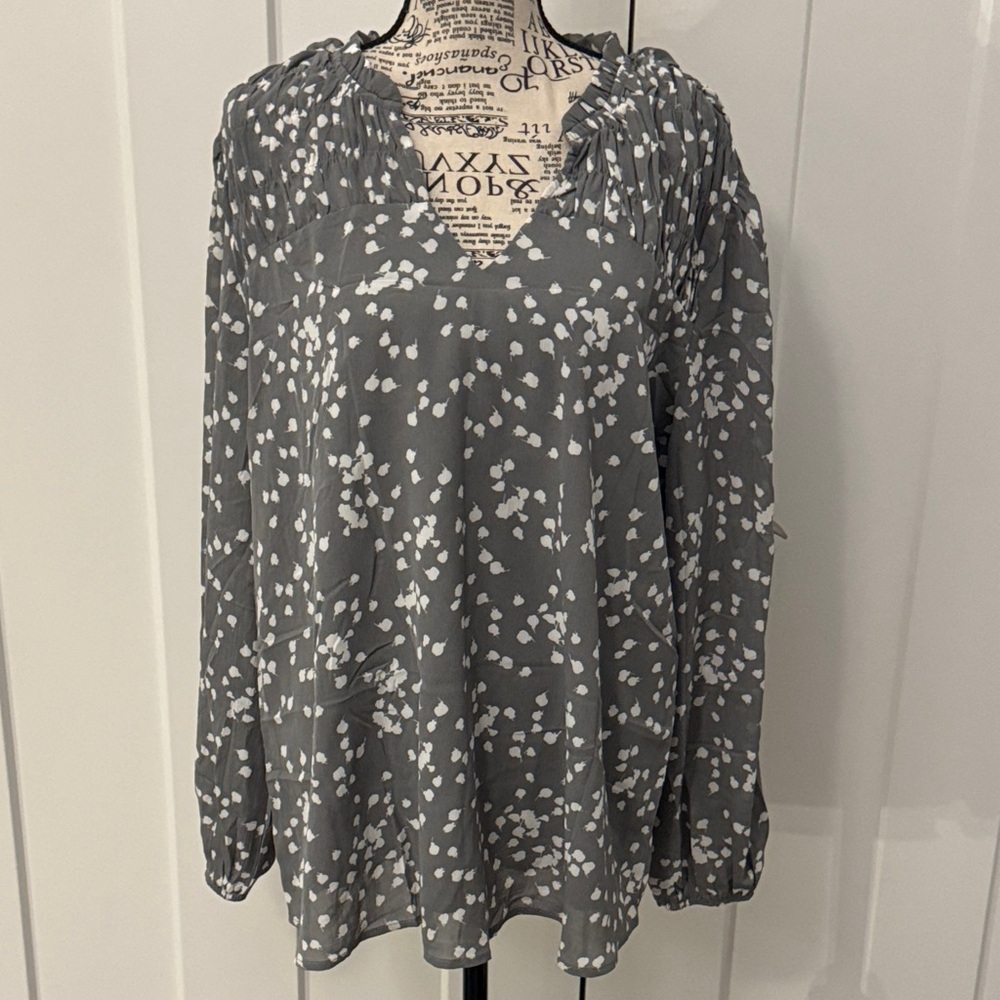 💜2/$15💜 Elegant Gray Floral Women's Blouse